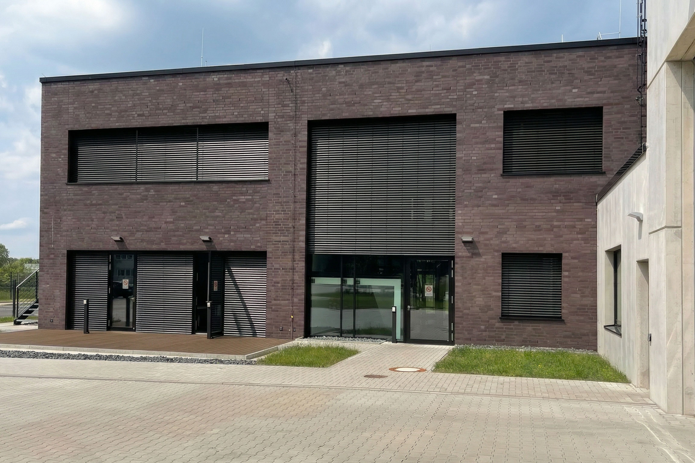 Bürogebäude in zwei Bauabschnitten mit Werkhalle