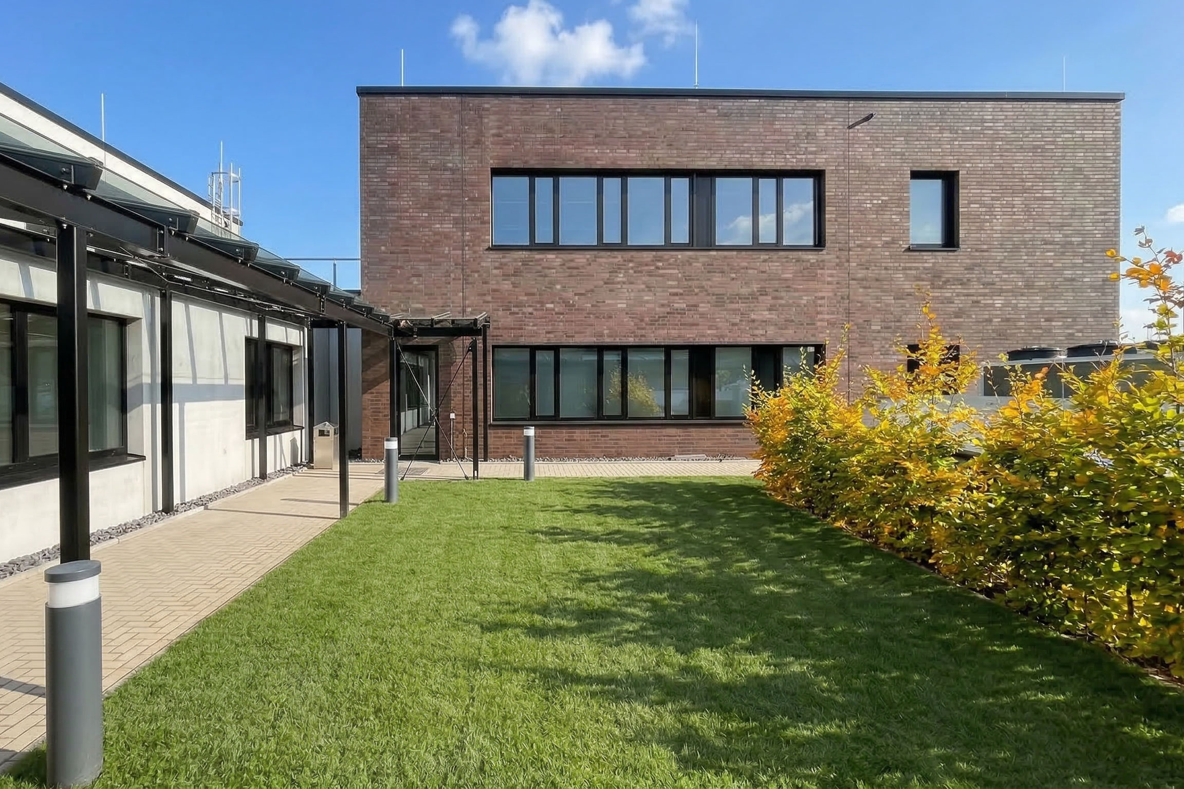 Bürogebäude in zwei Bauabschnitten mit Werkhalle
